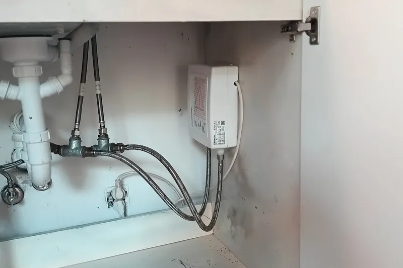 Montaż podgrzewacza pod zlewem, realizacja Spec Złota Rączka Podgrzewacz wody i podłączenie instalacji wodnej w szafce pod zlewem