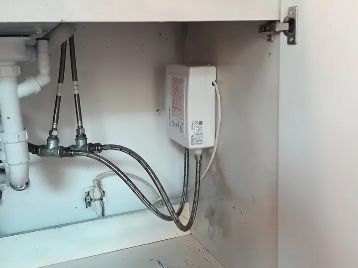 Pogotowie 24h Teofilów, podgrzewacz wody i podłączenie instalacji wodnej w szafce pod zlewem