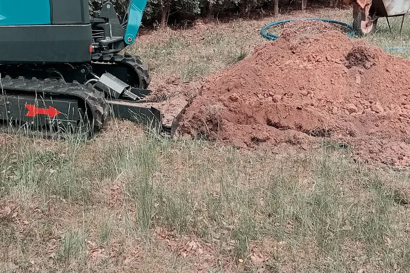 Wykop pod przyłącze wodne, realizacja Spec Złota Rączka Minikoparka wykonująca wykop pod przyłącze wodne z rurą PE
