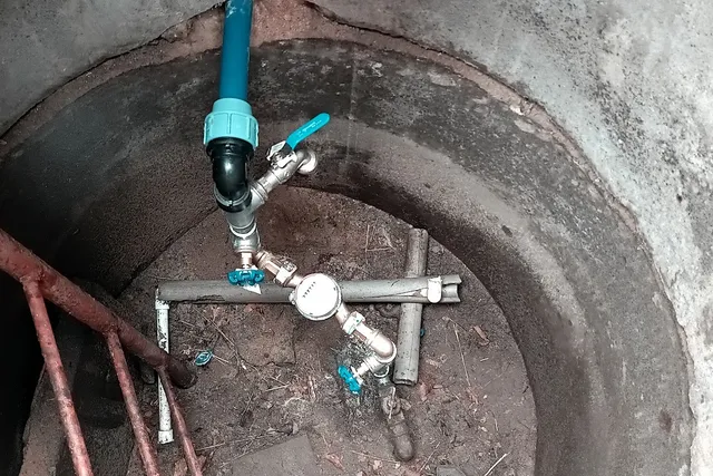 Jak przygotować instalację w domu na zimę Studzienka wodomierzowa z zaworem odcinającym, miejsce narażone na przemarzanie zimą