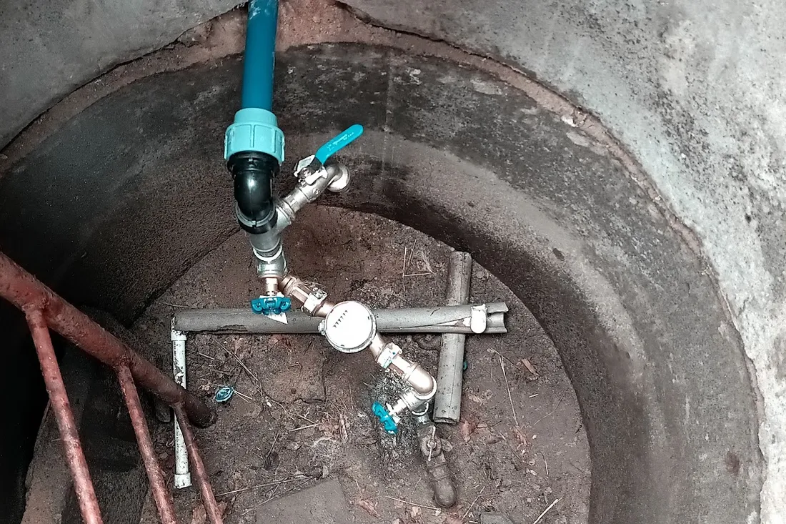 Jak przygotować instalację w domu na zimę Studzienka wodomierzowa z zaworem odcinającym, miejsce narażone na przemarzanie zimą